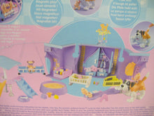 Laden Sie das Bild in den Galerie-Viewer, Mattel G4457 Doggie Daycare Spielhaus mit Honey mit DVD NEU &amp; OVP