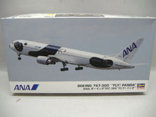 Laden Sie das Bild in den Galerie-Viewer, Hasegawa 10682 Boeing 767-300 &quot;Fly!Panda&quot; 1:200 Neu &amp; Ovp