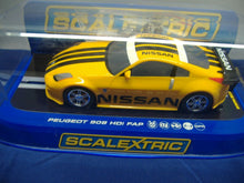 Laden Sie das Bild in den Galerie-Viewer, SCALEXTRIC digital Nissan 350Z  aus Starterpackg.  Slotcar NEU